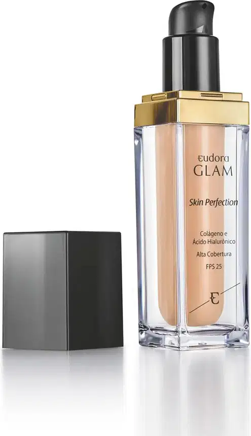 Frasco de vidro transparente com tampa preta e detalhes dourados, contendo produto de maquiagem da marca Eudora Glam chamado "Skin Perfection". O rótulo apresenta informações sobre o produto, como colágeno, ácido hialurônico e FPS 25.
