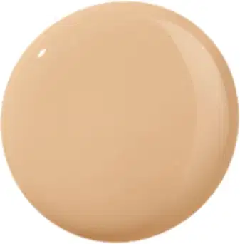 O produto de beleza apresenta uma textura cremosa, com uma tonalidade bege clara e uniforme, sugerindo uma consistência macia e suave ao toque.