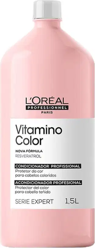 Frasco de condicionador profissional da linha Vitamino Color da L'Oréal Professionnel, com embalagem rosa e branca, rótulo com informações sobre a fórmula e a série Expert.