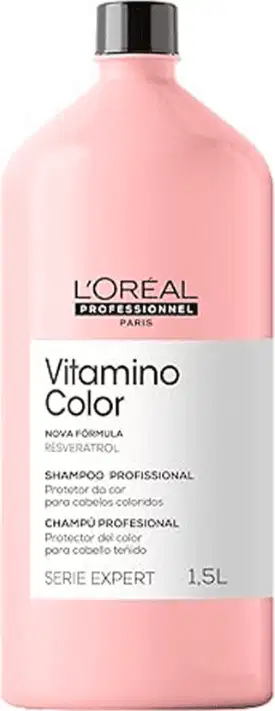 Frasco rosa de 1,5 litros do shampoo profissional Vitamino Color da L'Oréal Professionnel, com rótulo branco e preto destacando a linha Serie Expert.