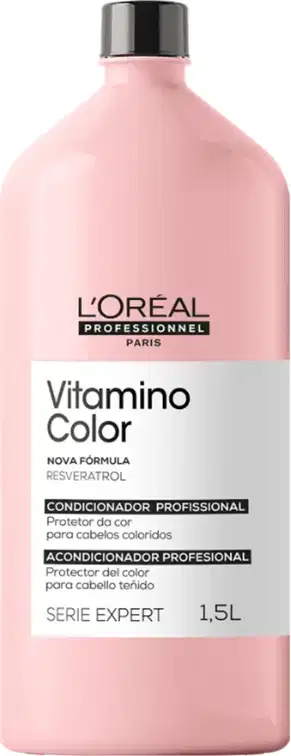 Frasco rosa de 1,5 litros do condicionador profissional Vitamino Color da L'Oréal Professionnel, com rótulo em preto e branco destacando a fórmula renovadora e protetora da cor dos cabelos.