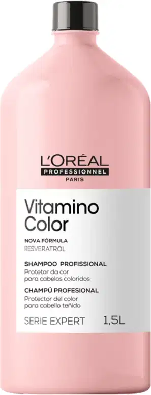 O frasco rosa da L'Oréal Professionnel contém o shampoo Vitamino Color, que protege a cor dos cabelos coloridos. O rótulo destaca a fórmula com resveratrol e a série Expert, indicando tratar-se de um produto profissional para salões de beleza.