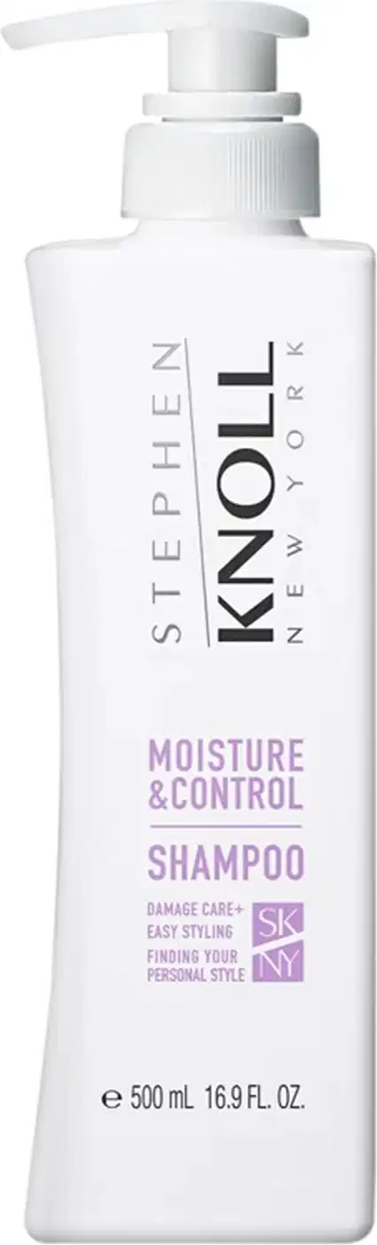 Frasco branco com bomba doseadora, rótulo com texto "Stephen Knoll Moisture & Control Shampoo" em preto e roxo, produto para cuidados com cabelos.