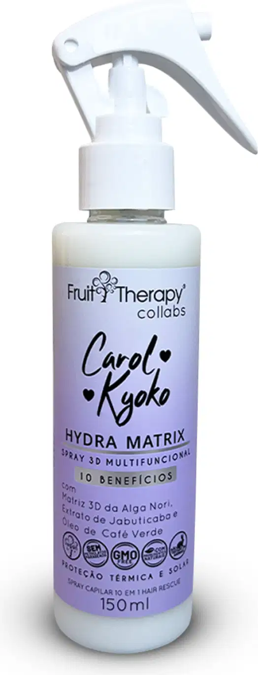 A imagem mostra um frasco com borrifador branco de um produto capilar Fruit Therapy, da linha Carol Kyoko Hydra Matrix". O frasco é roxo e descreve que é um "spray 3D multifuncional" com 10 benefícios e vegano.