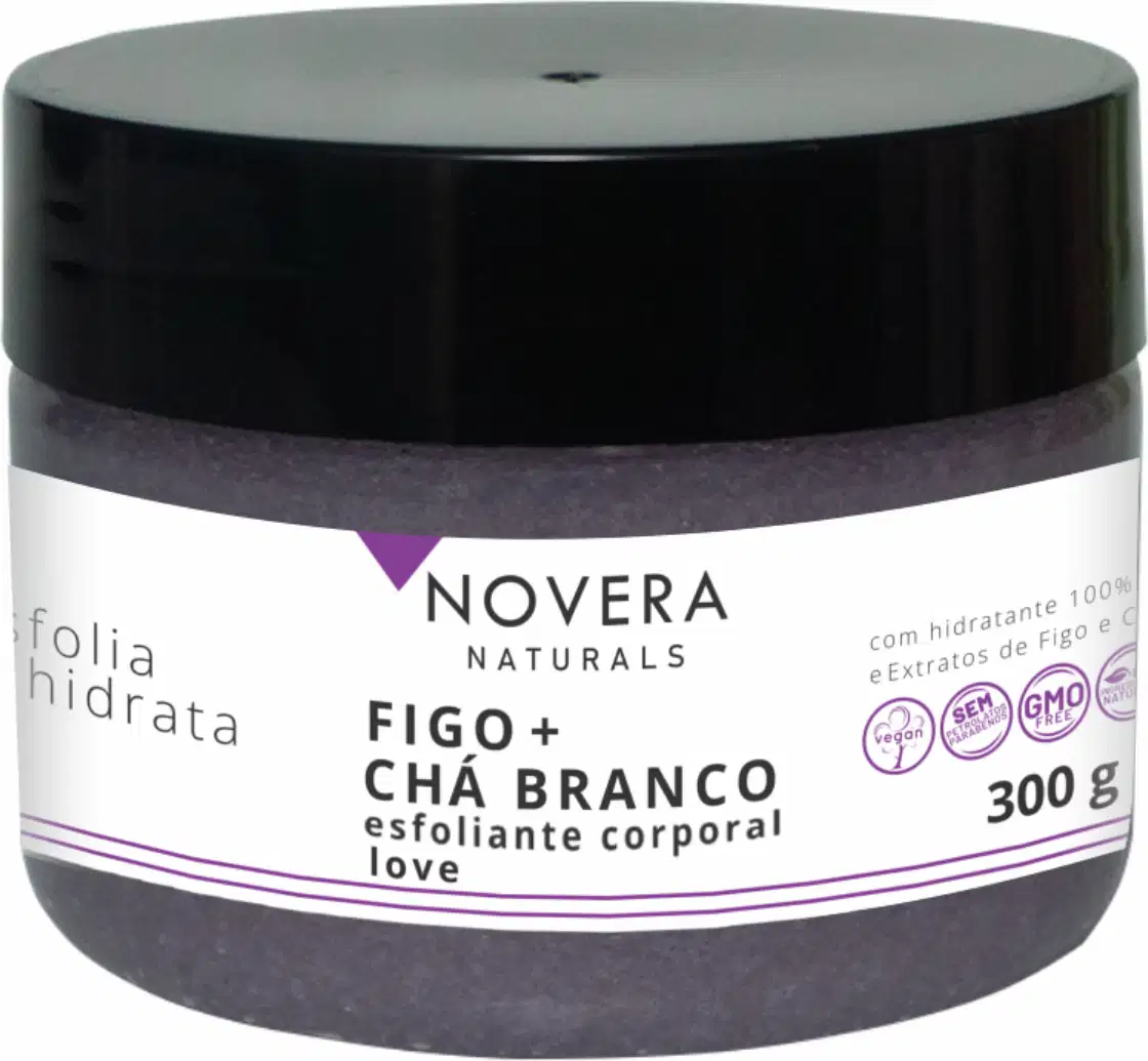 A imagem mostra um produto da linha Novera Naturals. É um esfoliante corporal chamado "Figo + Chá Branco". O frasco de 300g é preto com detalhes em branco e roxo. Nas informações do rótulo, destaca-se que é um produto 100% vegano.