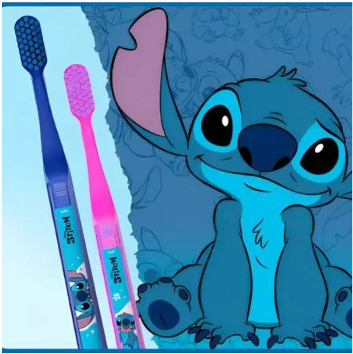 Dois escovas de dentes infantis com cabos plásticos, uma azul e outra rosa. Os cabos apresentam o personagem Stitch, da Disney. Ao lado imagem do Stitch sentado.