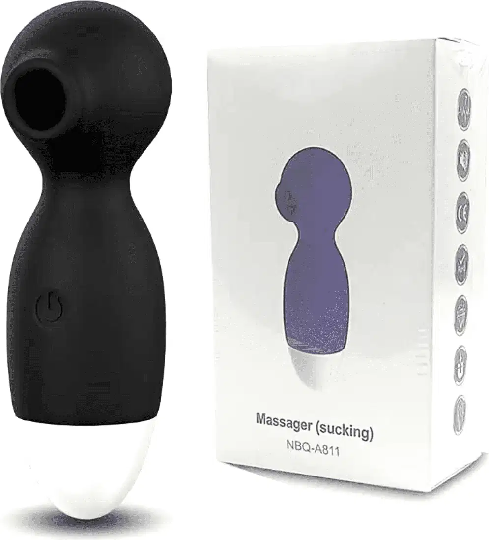 Massageador preto com formato anatômico e caixa branca com ilustração e texto "Massager (sucking) NBQ-A811". O produto parece ser um acessório íntimo com design ergonômico e embalagem informativa.