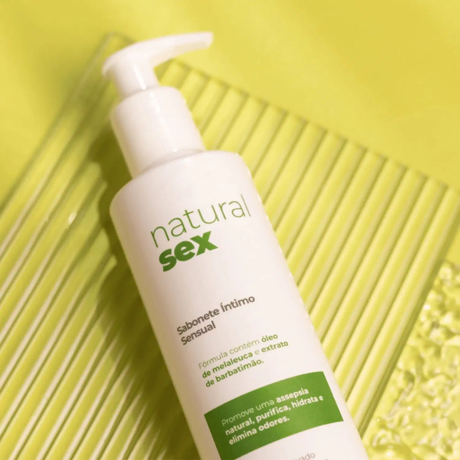 Sabonete Íntimo Líquido Natural Sex com fundo amarelo texturizado