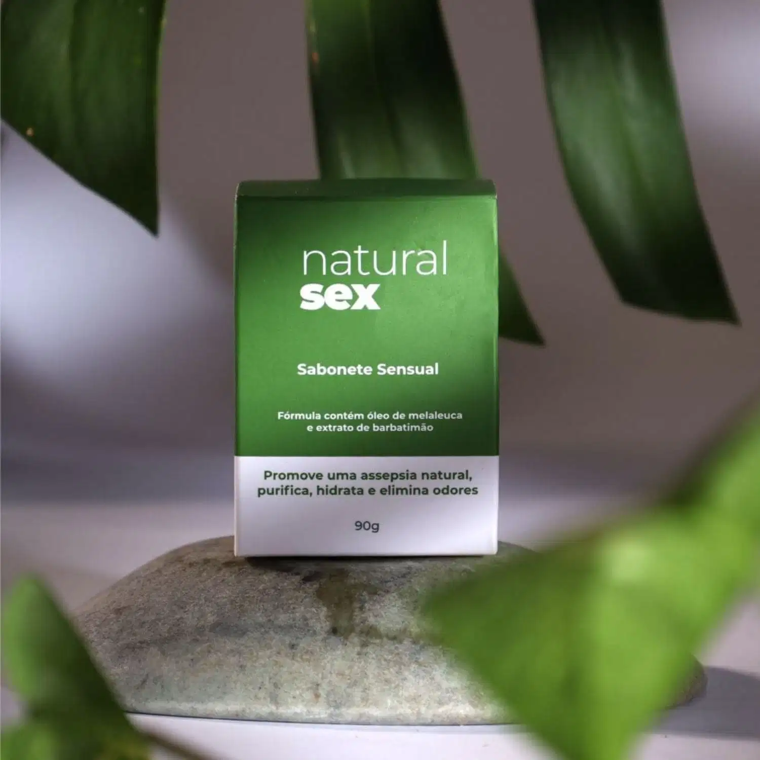 Sabonete Íntimo em Barra Natural Sex com fundo decorado com folhas verdes de plantas