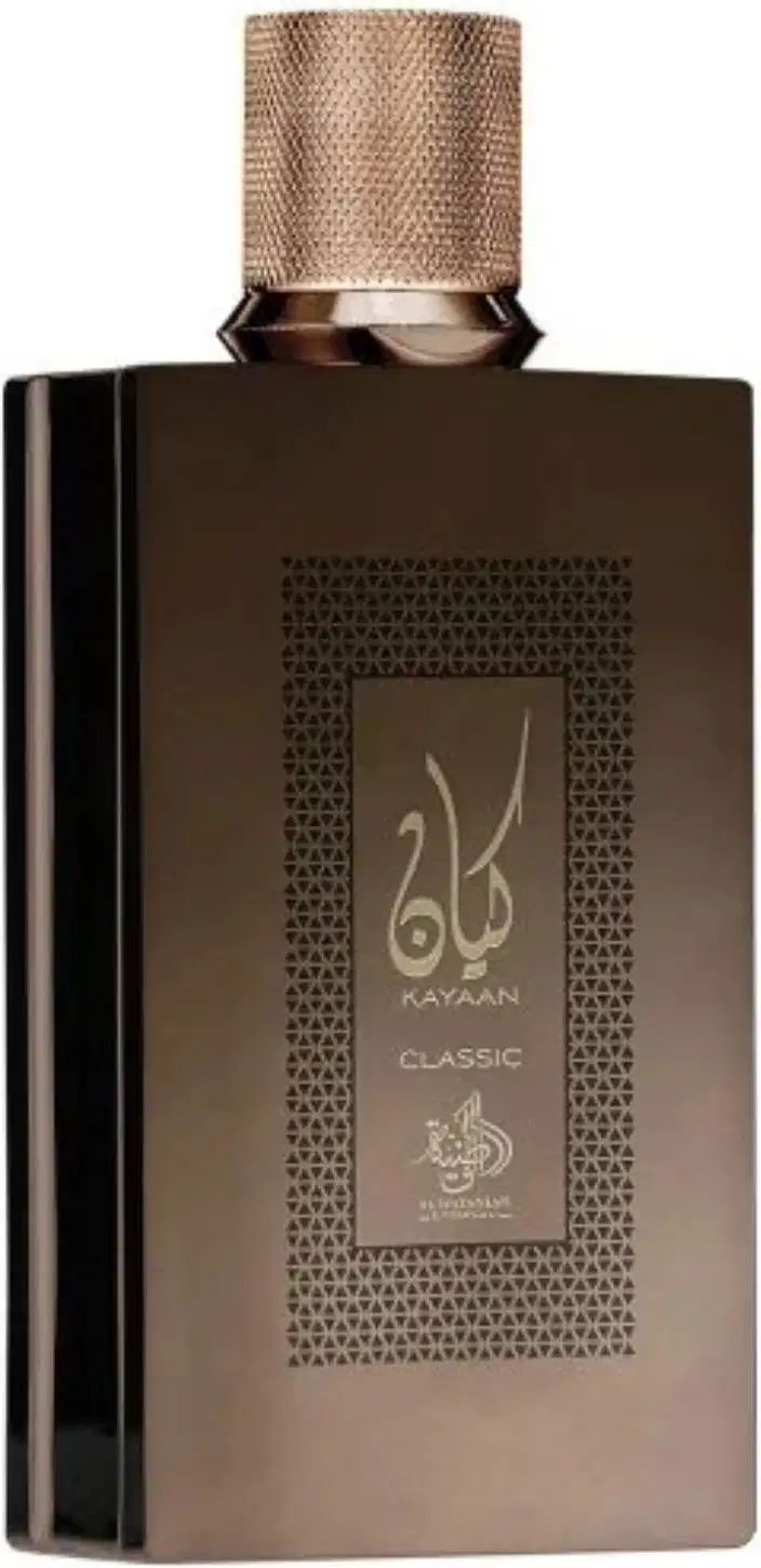 Frasco de perfume Kayaan Classic, com embalagem preta e detalhes dourados, incluindo um rótulo com o nome da marca em árabe e a palavra "Classic" em inglês.