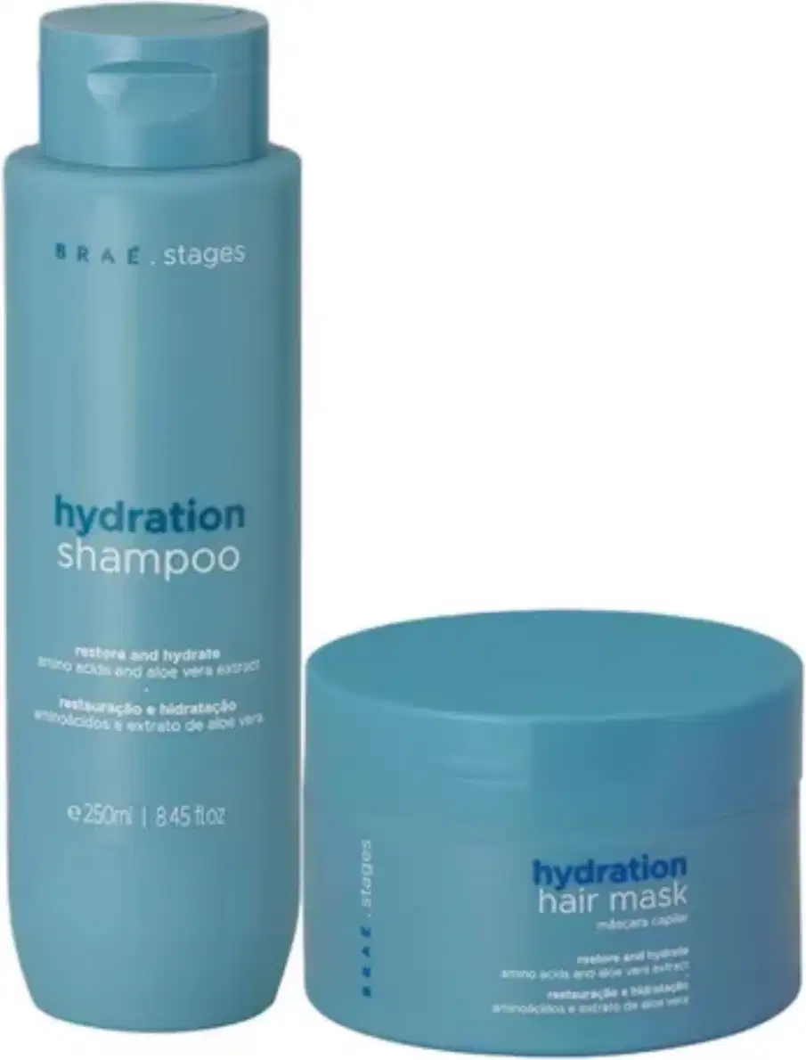 Shampoo e máscara capilar da linha Hydration da marca Braé, em embalagens plásticas de cor azul-esverdeada. O shampoo possui frasco com tampa dosadora, enquanto a máscara está em pote com tampa.