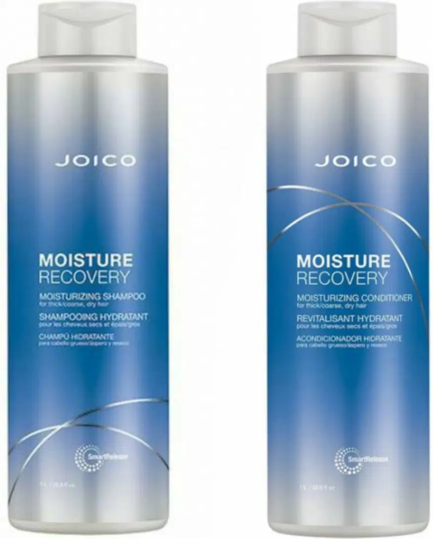 Dois frascos de produtos Joico da linha Moisture Recovery, um shampoo e um condicionador, com embalagens em tons de azul e branco, apresentando o nome da linha e informações sobre os benefícios de hidratação.