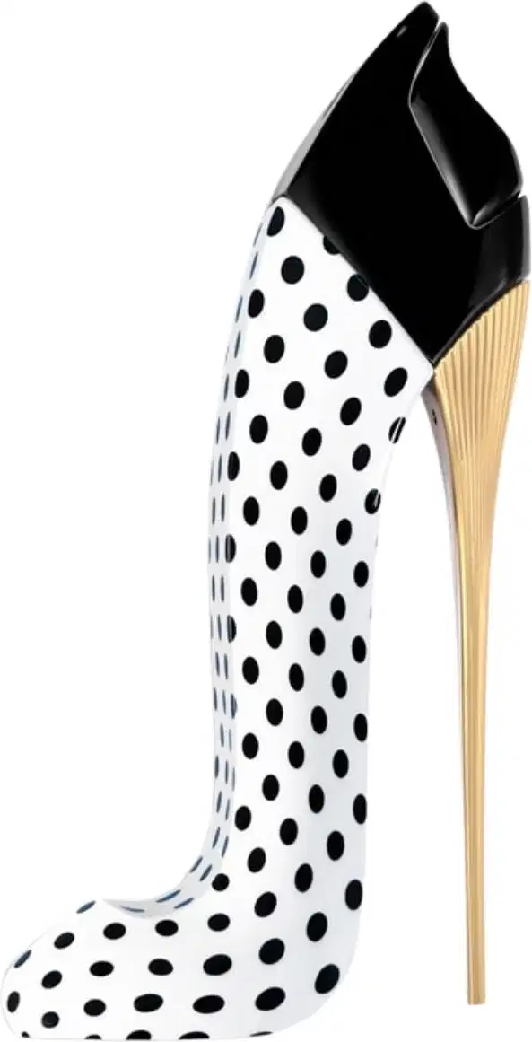 Frasco do perfume Good Girl Blush Polka Paradise em forma de sapato de salto alto com estampa de bolinhas pretas e brancas, com detalhes em dourado na parte superior e no salto. Embalagem elegante e minimalista, em preto e branco.