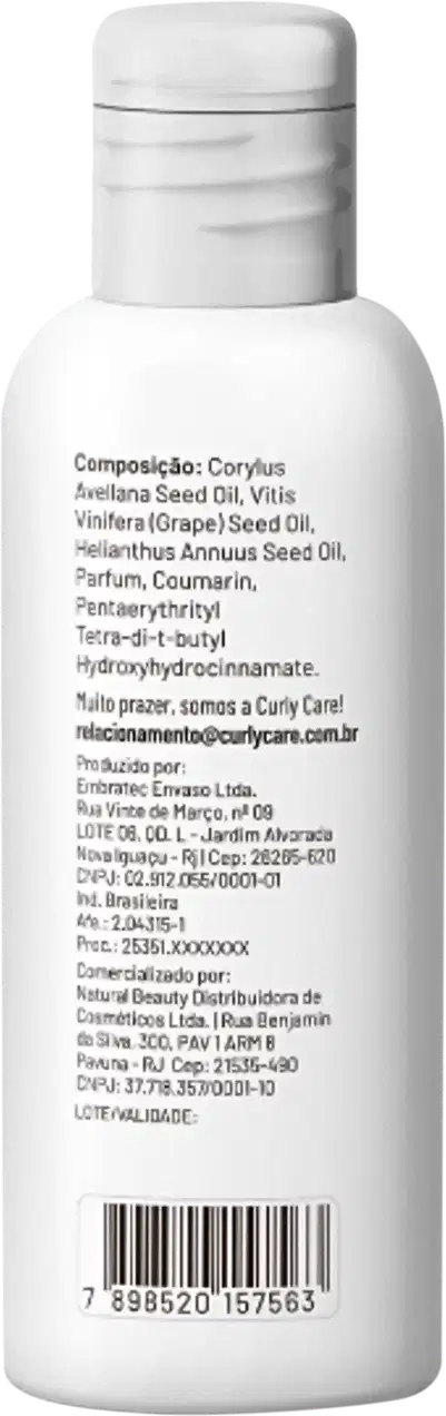 Produto de cuidados capilares Curly Care em frasco plástico branco pequeno. Informações de fabricante, distribuidor e código de barras. Embalagem simples com tampa branca.