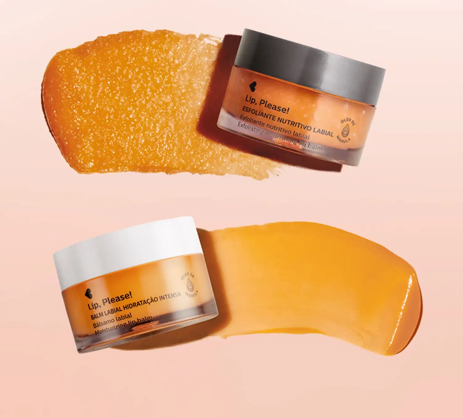 Pote de tampa preta de esfoliante nutritivo labial com tampa preta e outro pote de balm labial hidratante com tampa branca, ambos de rótulo laranja e letras pretas com pequena quantidade do produto espalhada ao lado da embalagem em fundo rosa.