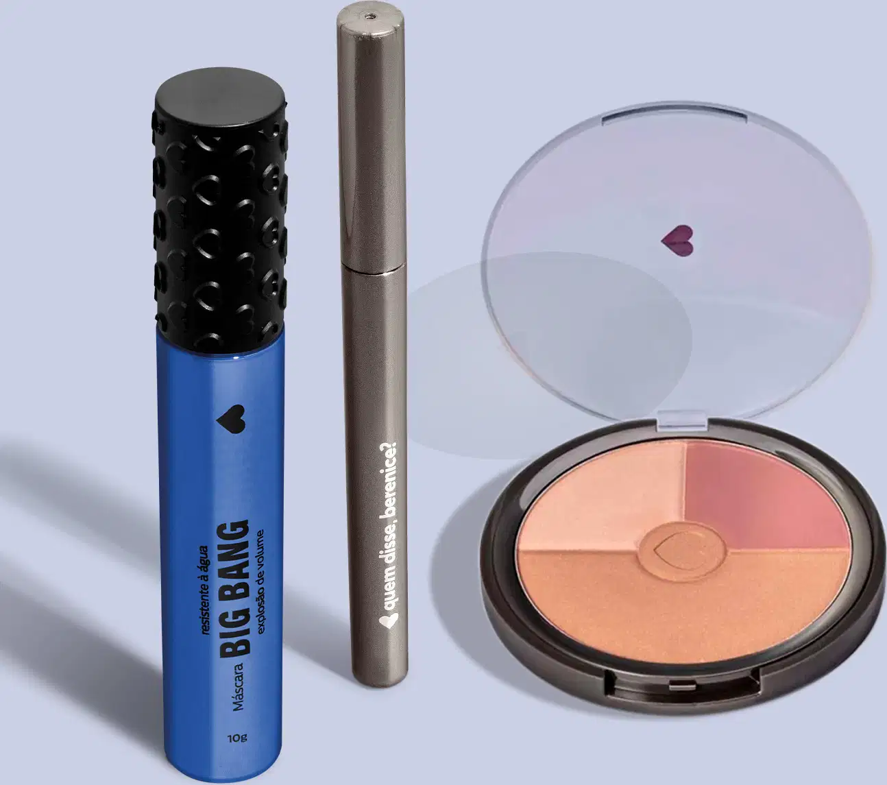 Máscara de cílios Big Bang 360° em embalagem azul com tampa preta, lápis de olhos em embalagem cinza e mini paleta de maquiagem em estojo preto e tampa transparente, todos da marca Quem Disse, Berenice? em fundo azul claro.