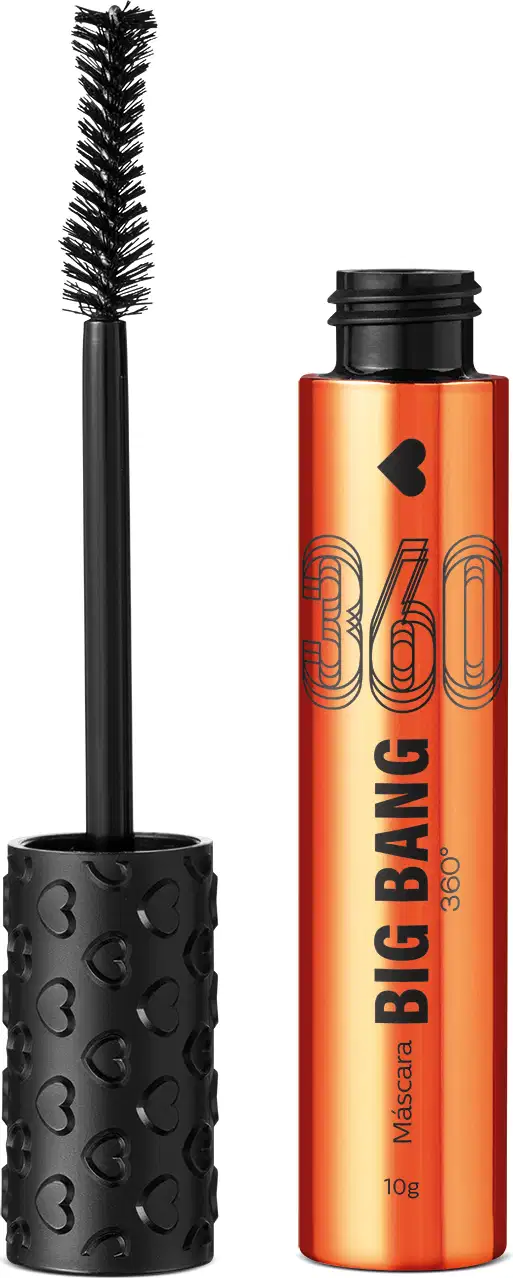 Frasco laranja de máscara de cílios Big Bang aberto em formato cilíndrico e pequeno, com uma tampa preta. O aplicador está visível ao lado da embalagem e conta com um pincel de cerdas pretas e curtas para aplicação do produto nos cílios.