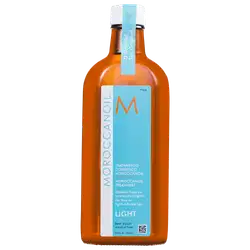 A imagem mostra o Óleo Capilar Moroccanoil Treatment Light 200ml, frasco na cor âmbar com rótulo azul turquesa, com detalhes em branco e laranja. Indica que é um tratamento para cabelos finos ou levemente tingidos.