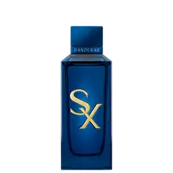 Frasco de item de perfumaria azul escuro com logotipo dourado "SX" em destaque. Embalagem retangular com texto "BANDERAS" na parte superior. Objeto com design elegante e sofisticado em tons predominantemente azuis.