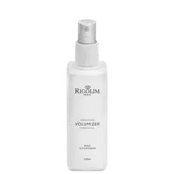 O produto apresentado é um spray texturizador da marca Rigolim Hair & Co., chamado "Volumizer". A embalagem é um frasco branco com um rótulo preto e branco, contendo 200ml do produto. O frasco possui um bico pulverizador na parte superior.