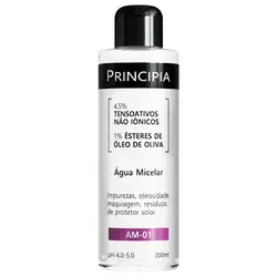 Frasco de água micelar da marca Principia, com rótulo preto e branco. Contém 4,5% de tensoativos não iônicos e 1% de ésteres de óleo de oliva. Indicado para impurezas, oleosidade, maquiagem e resíduos de protetor solar.