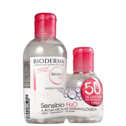 Frascos de solução micelar Sensibio H2O da Bioderma, com embalagem transparente e tampa vermelha. O produto é indicado para limpeza e desmaquiagem do rosto e olhos, com desconto de 50% na embalagem maior de 100ml.