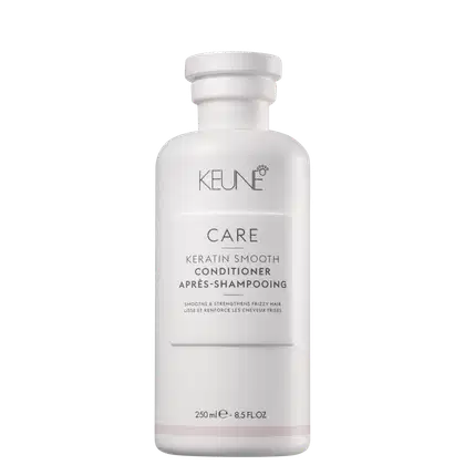 Frasco branco da linha Care da Keune, contendo Condicionador Keratin Smooth. Rótulo com o nome da marca e do produto em letras pretas e cinzas. Embalagem com design simples e elegante.