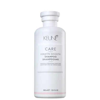 Frasco branco da linha Keune Care, contendo Shampoo Keratin Smooth, que suaviza e fortalece os cabelos com frizz. Embalagem com 300 ml, com rótulo em preto e branco destacando os benefícios do produto.