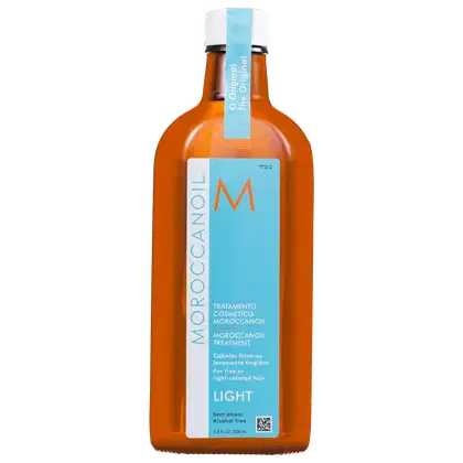 A imagem mostra o Óleo Capilar Moroccanoil Treatment Light 200ml, frasco na cor âmbar com rótulo azul turquesa, com detalhes em branco e laranja. Indica que é um tratamento para cabelos finos ou levemente tingidos.