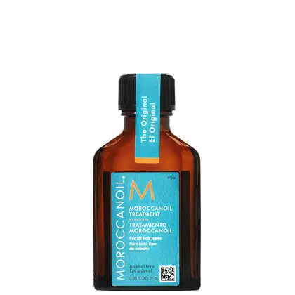 Frasco de óleo tratamento capilar Moroccanoil, com embalagem de vidro âmbar e rótulo azul turquesa. Apresenta informações sobre o produto, como "Tratamento Moroccanoil" e "Para todo tipo de cabelo".