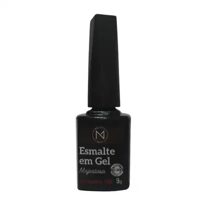 Esmalte em gel da marca Majestic Nails, na cor vermelha 100, em frasco preto com rótulo em preto e branco, contendo 9g do produto.