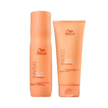 Dois tubos de produtos capilares da linha Nutri-Enrich de Wella Professionals. Os tubos têm uma cor salmão clara e apresentam o logotipo e nome da marca Wella em vermelho. Um tubo é de 200ml e o outro de 250ml, um condicionador e um shampoo.