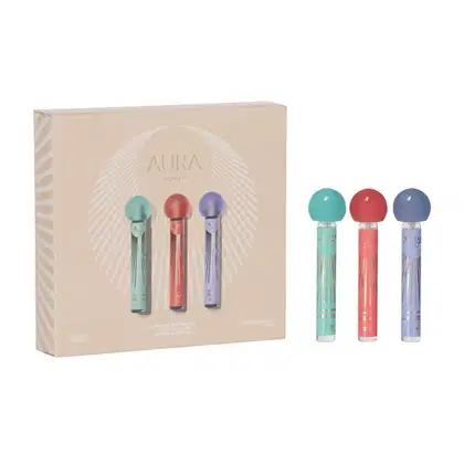Caixa de presente da marca Aura Beauty contendo três tubos coloridos de diferentes tonalidades - verde, vermelho e azul. Cada tubo possui um formato arredondado e um rótulo com o nome da marca.