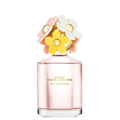 Frasco de perfume rosa da linha Daisy Marc Jacobs, com tampa decorada com flores amarelas e brancas. Rótulo com o nome da fragrância "Daisy Marc Jacobs Eau So Fresh" em letras douradas.