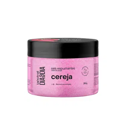 O produto apresentado é um sais espumantes (sabonete em barra) da marca Labotrat, com o nome "cereja" impresso no rótulo. A embalagem é um pote preto com tampa, e a cor predominante é o rosa.