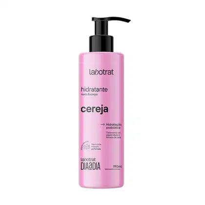 O produto apresentado é um hidratante corporal da marca Labotrat, na cor rosa. O frasco possui um design moderno com um rótulo que destaca o nome do produto "Cereja" e menciona que se trata de uma "Hidratação prebiótica".