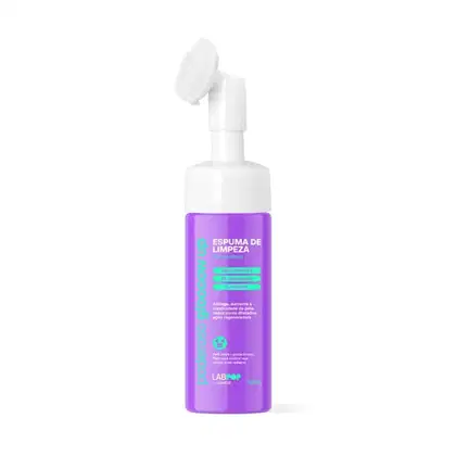 O produto apresentado é um frasco de espuma de limpeza da marca Labotrat. O rótulo indica que se trata de uma "Espuma de Limpeza Detox", com propriedades de limpeza e regeneração da pele. 130ml de volume.