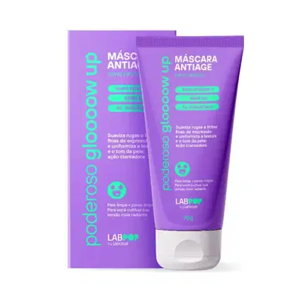 O produto apresentado é uma máscara facial da marca Labotrat. A embalagem é um tubo de cor roxa com detalhes em verde, contendo informações sobre os benefícios do produto. Volume de 70g.