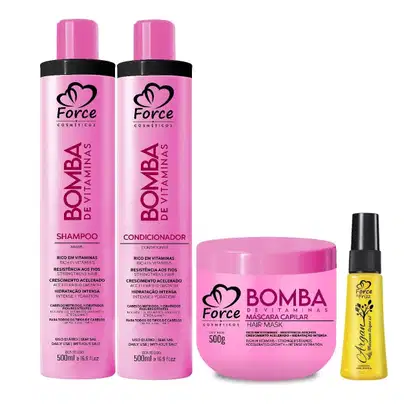 Conjunto de produtos de cabelo da marca Force Cosméticos, incluindo shampoo, condicionador e máscara capilar em embalagens rosa e preta, com rótulos indicando ingredientes e benefícios.