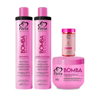 Conjunto de produtos Force Cosméticos, incluindo shampoo, condicionador e máscara capilar e suplemento alimentar em embalagens rosa e preta, com rótulos indicando ingredientes e benefícios para cabelos.