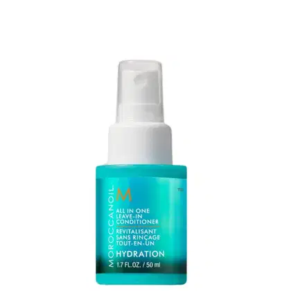 A imagem mostra o produto Moroccanoil Hydration All in One Leave-in Conditioner 50ml, embalagem em formato de spray, cor turqesa e com tampa branca. Rótulo com o nome do produto e descrições em letras brancas e laranja.