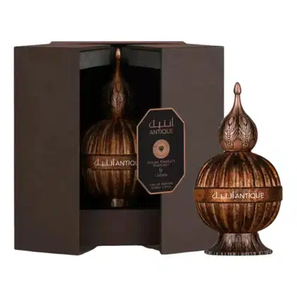 Frasco de perfume Antique da marca Lattafa, em embalagem de caixa preta com rótulo preto e dourado. O frasco é de formato arredondado com detalhes decorativos em dourado, contendo 100 ml de produto.