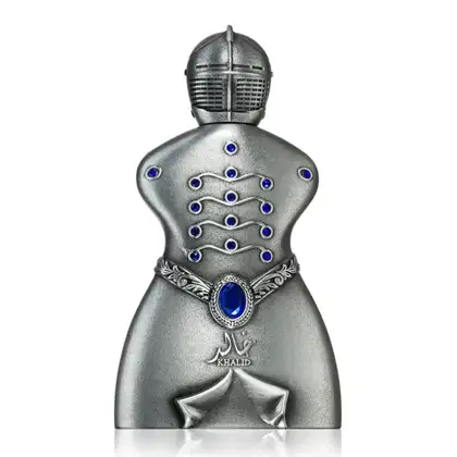 Frasco de perfume com design elaborado, com uma tampa em formato de capacete medieval, decorada com detalhes em relevo e pedras azuis. O corpo do frasco também possui uma decoração em relevo, com uma pedra azul central e outros detalhes geométricos.