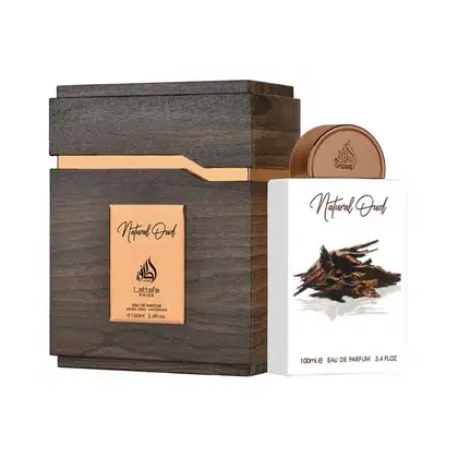 Caixa de madeira escura contendo frasco de perfume Lattafa Pride, com rótulo em tom laranja e texto "Natural Oud". Embalagem elegante e sofisticada para este perfume de fragrância oud natural.
