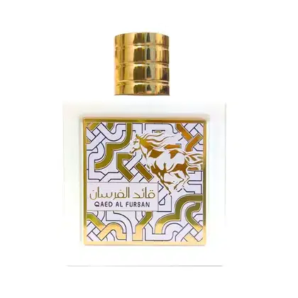 Frasco de perfume dourado da marca Lattafa Perfumes, com rótulo branco e dourado exibindo o nome "Qaed Al Fursan" em árabe e uma ilustração de um cavalo.