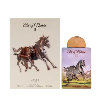 Perfume da linha "Art of Nature II" da Lattafa Perfumes, com frasco de 100 ml e embalagem com ilustração de cavalos. O frasco possui tampa dourada e a embalagem apresenta imagem de cavalos em um cenário natural.