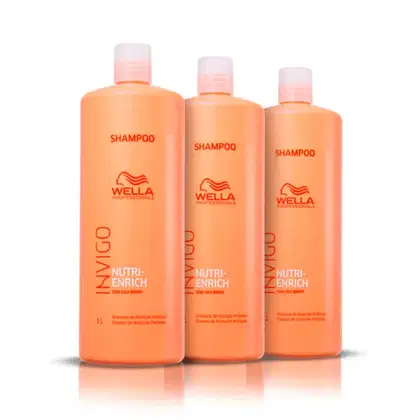 Três frascos de shampoo da marca Wella Professionals, com embalagens em tons de laranja e branco, exibindo o nome "Nutri-Enrich" e o logotipo da marca.