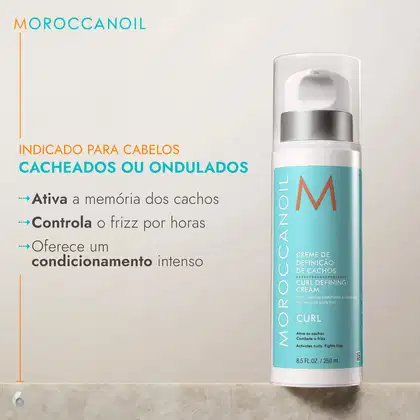 A imagem traz fundo cinza com o produto Moroccanoil Curl Defining de um lado e do outro, o seguinte texto: indicado para cabelos cacheados ou ondulados -  "Ativa a memória dos cachos", "Controla o frizz por horas" e "Oferece um condicionamento intenso".