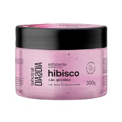 Embalagem preta e rosa de um esfoliante corporal da marca Labotrat, com rótulo indicando o nome "Hibisco" e a presença de ácido glicólico, com informação sobre reduzir marcas escurecidas. O produto está em um pote de 300g.