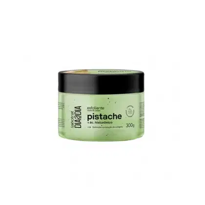 Pote de esfoliante corporal da marca Labotrat, na cor verde clara, com rótulo indicando o aroma de pistache e a presença de ácido hialurônico, com peso de 300g.